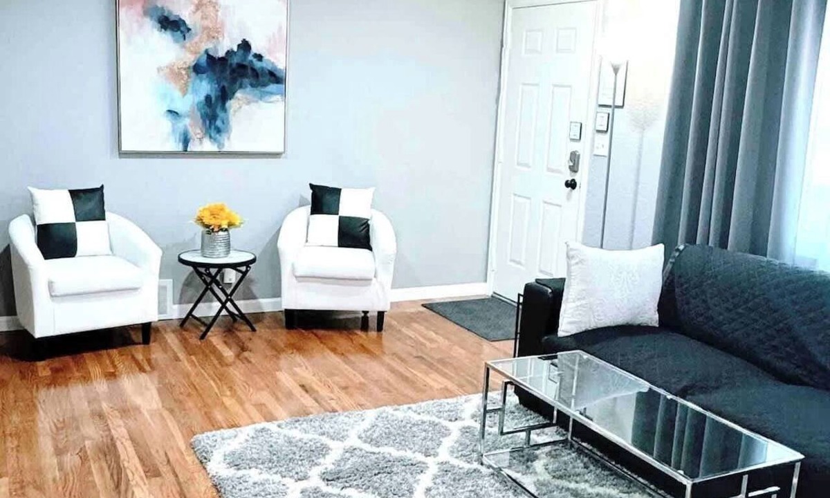 Dupont House | *$0 Fees-4Kings/4bath-2kitchens-2livingrms-Garage