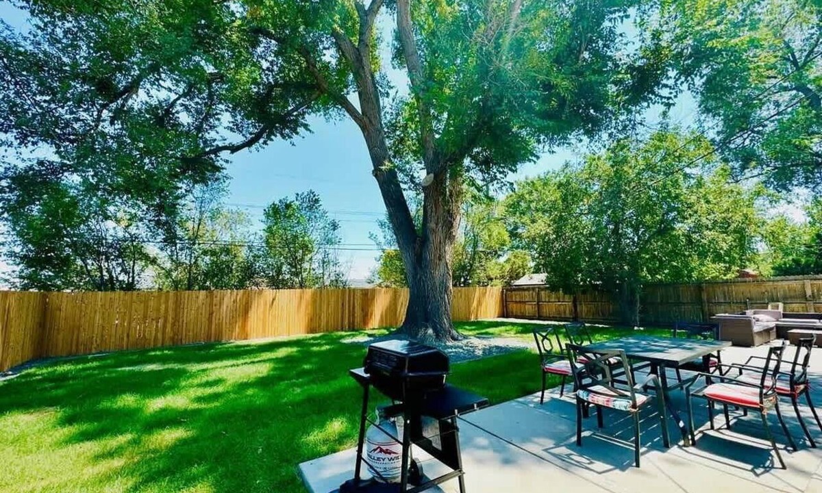 Dupont House | $0 Fees; 6bdrm/6bath-Easy to Downtown & Red Rocks