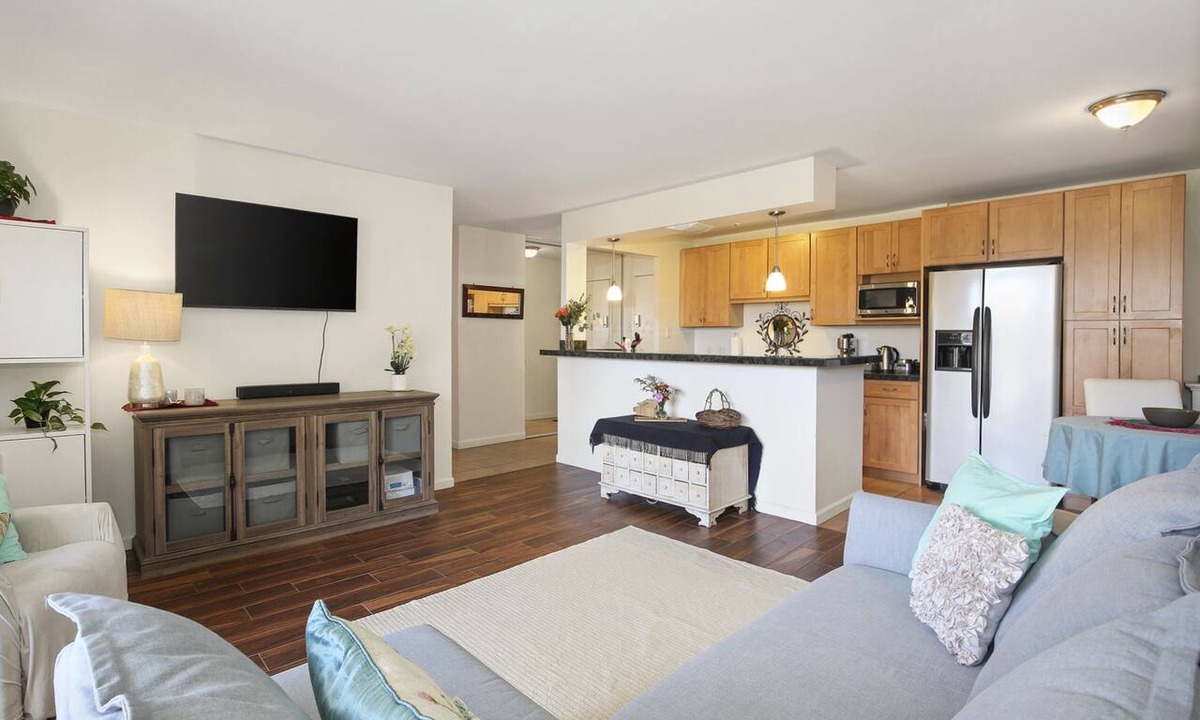 Hale Apartment | 1 BED-Sunny Apt-Denver- Pool, gym, sauna, Walk to dining, shops, hospitals;