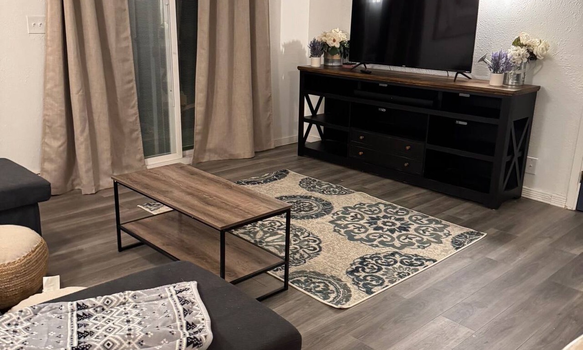 Cheyenne Apartment | 1 Bedroom + sofa bed, upstairs apartment with large seasonal porch
