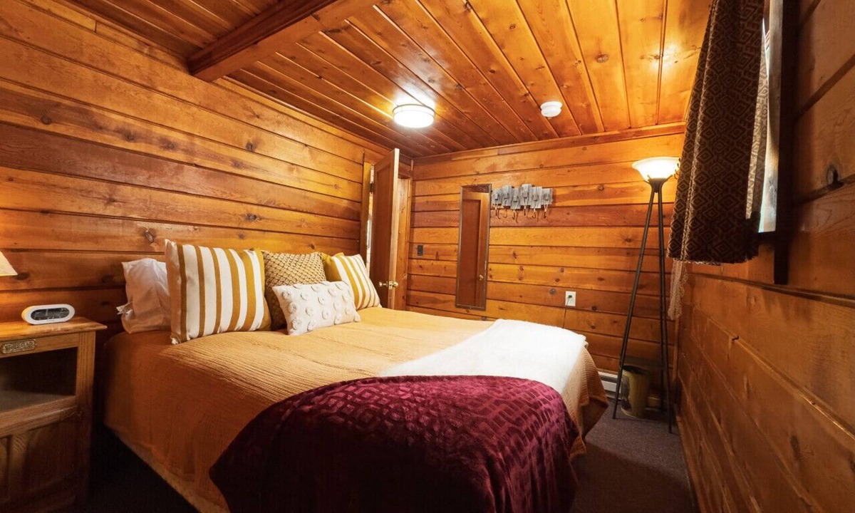 Grand Lake Cabin | 1 BR w/futon-short walk to lake
