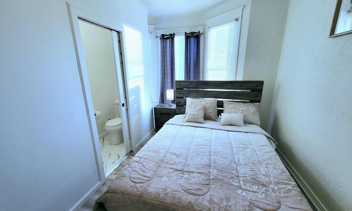 West Colfax House | 1 private bedroom+ bath super fast internet, txt2
