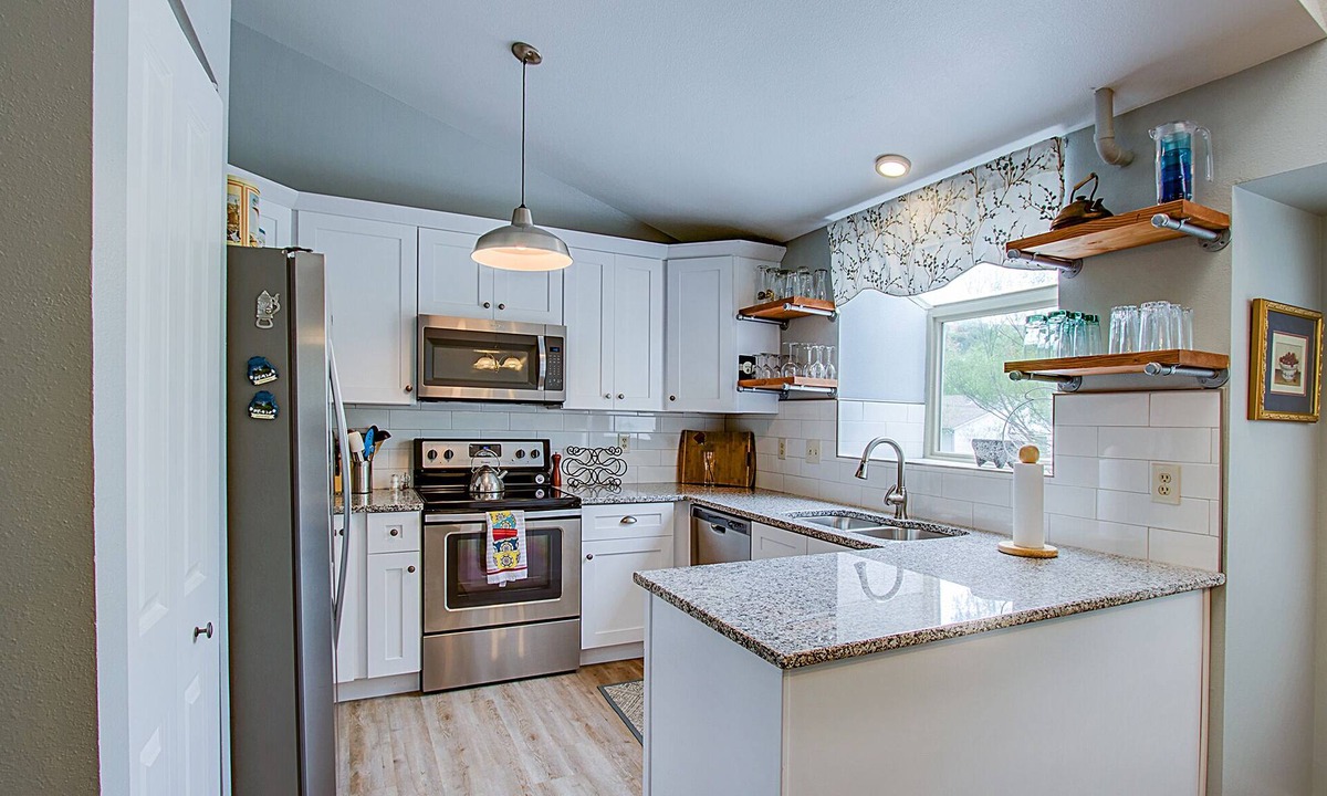 Northwest Colorado Springs House | 10 Min to Garden of the Gods-hiking-biking-hot tub