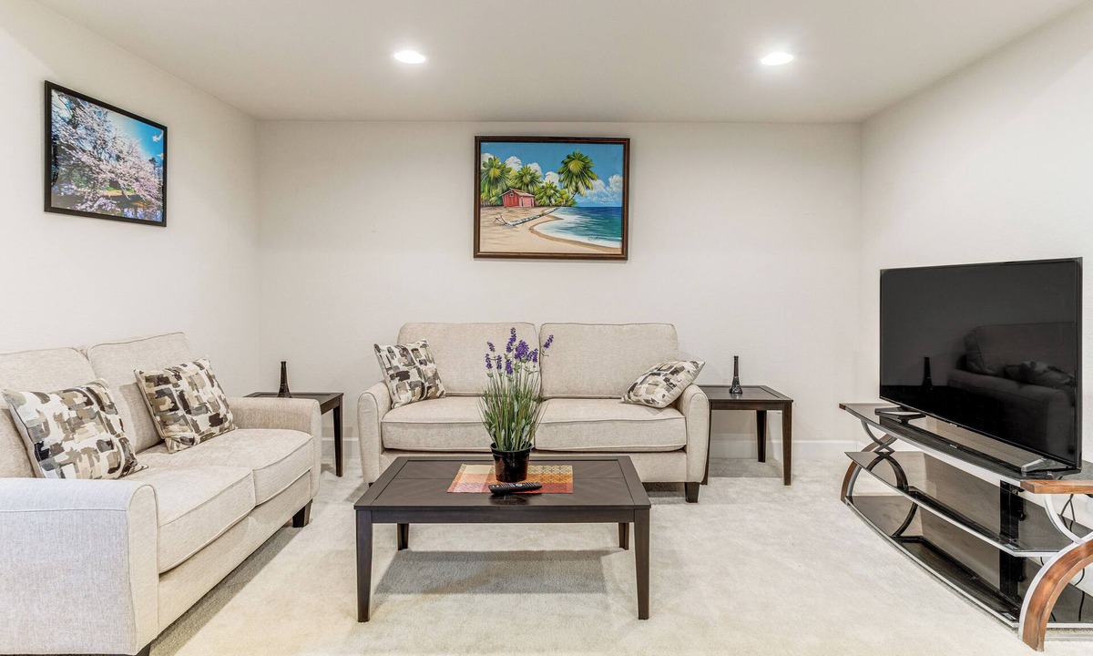 Aurora Apartment | 12 Mi to Hospitals: Modern Apartment in Aurora!