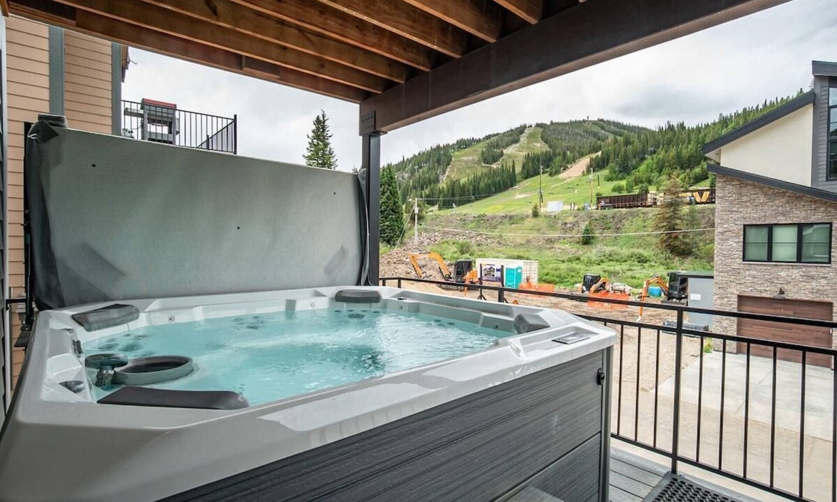 Old Town House | 120 Cedar Drive | Slopeside 4BR Townhome with Mou