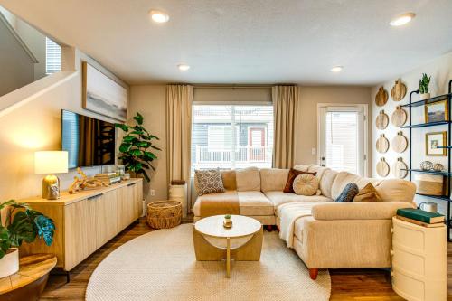 Gateway House | 13 Mi to Dtwn Denver: Spacious Home w/Balcony!