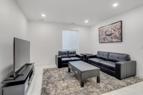 Gateway Apartment | 16 Mi to Dtwn Denver: Modern Apt w/Patio