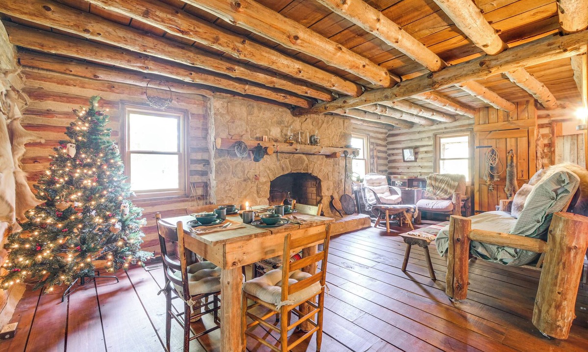 Paris Cabin | 1800s Romantic Cabin! Fireplace + 3 Jacuzzi Tubs