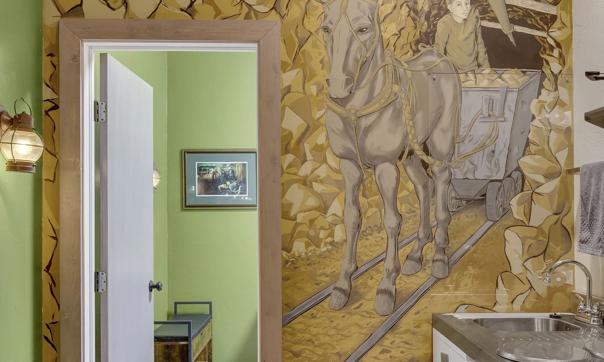 New Castle Hotel | 1892 suite at Ore House Inn