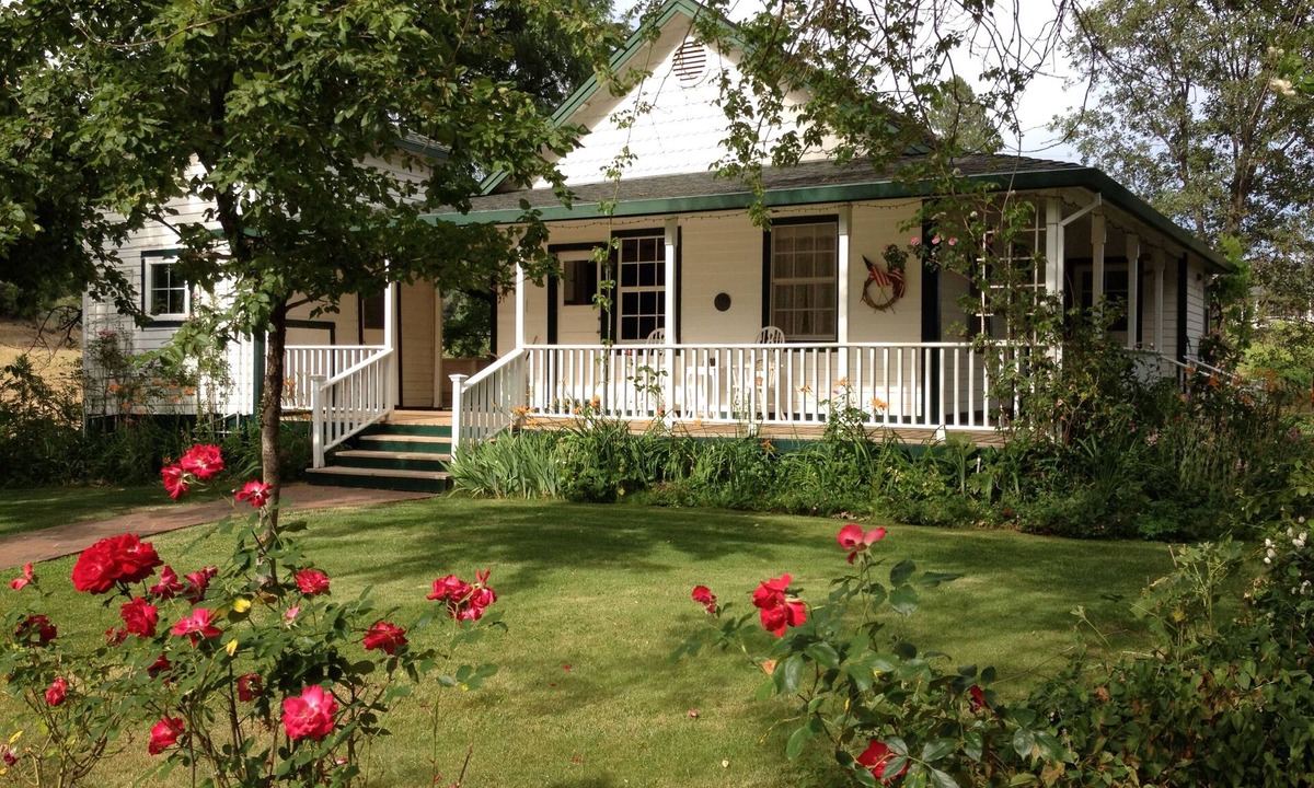 Mariposa Cottage | 1893 vineyard cottage at the gateway to Yosemite.
