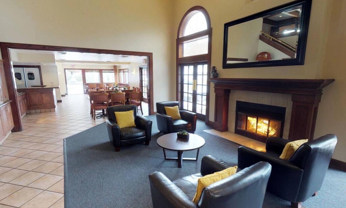 Newark Hotel | 2 Charming Suite Perfect for Family Vacations | Free Breakfast