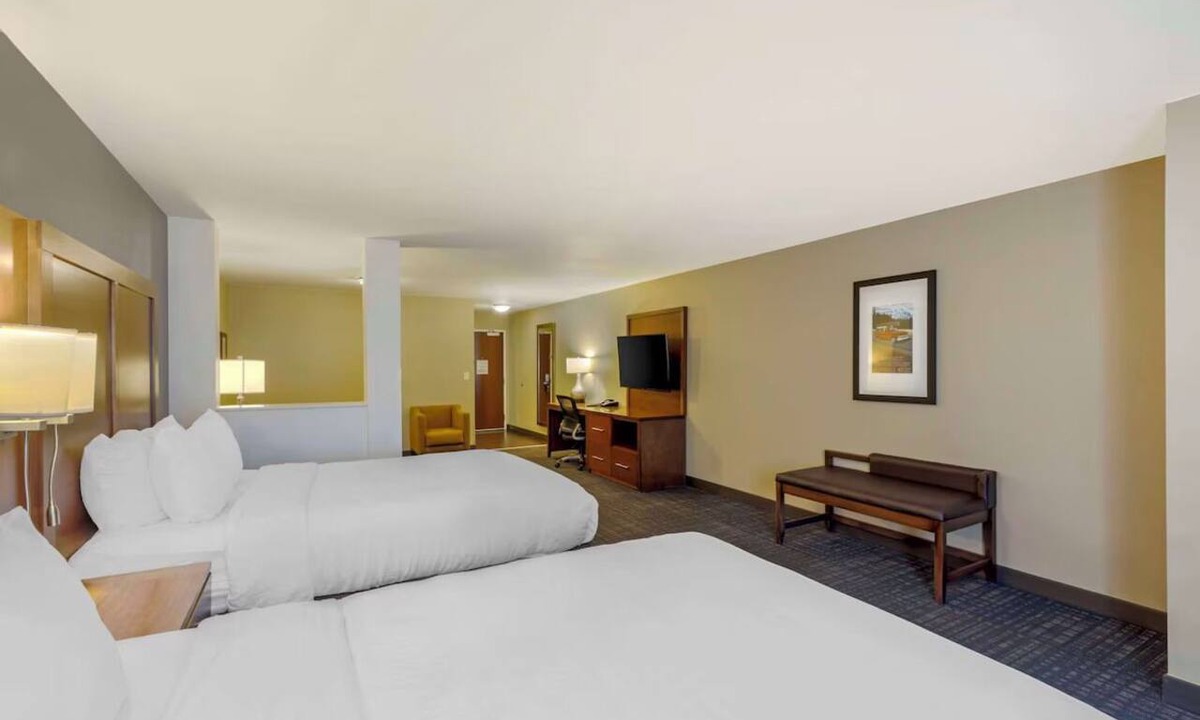 Loveland Hotel | 2 Classic Suites Close to Loveland Sports Park + Pool and Breakfast Included