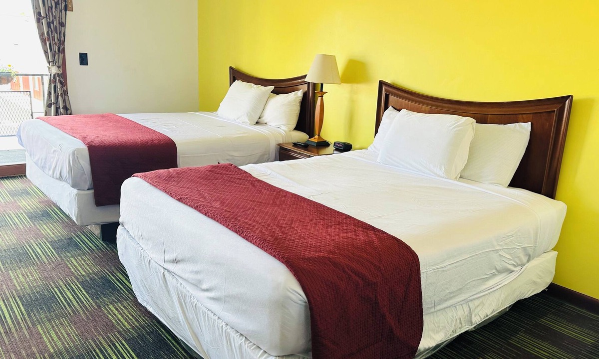 Sandusky Hotel | 2 Queen Guest Room 3 Miles to Cedar Point!