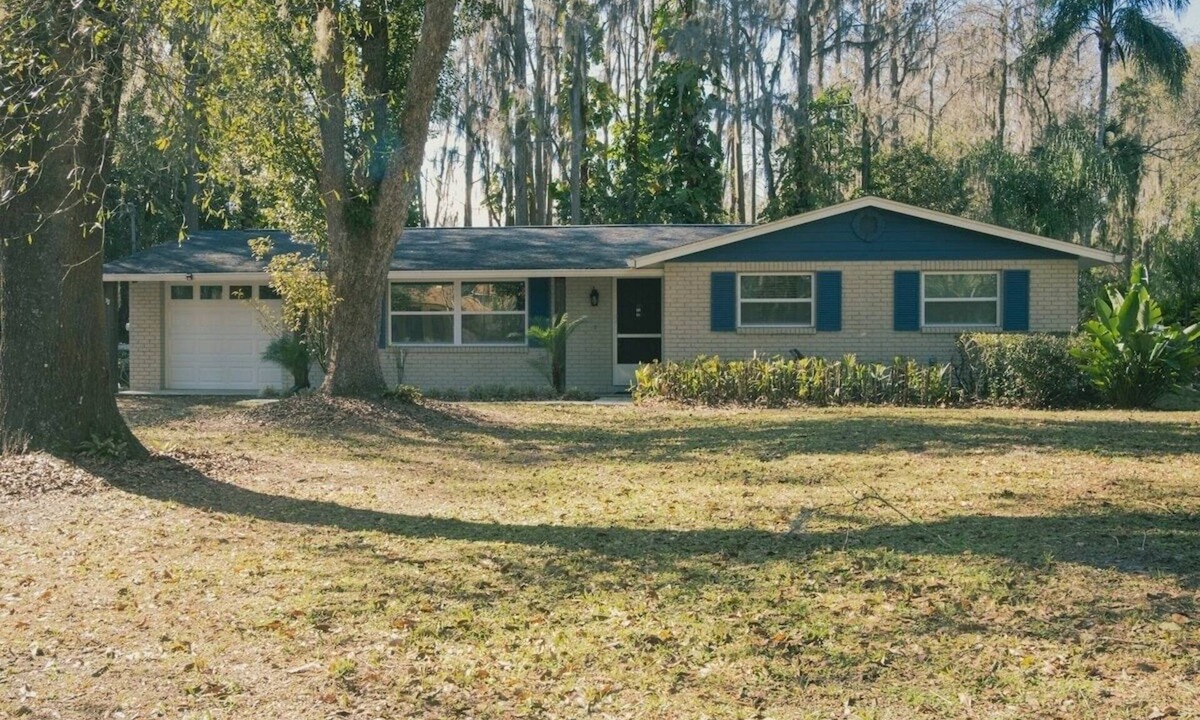 Greater Northdale House | 2 separate homes, each 3-bed 2 bath one on Lake and are only a 5-min. car ride.