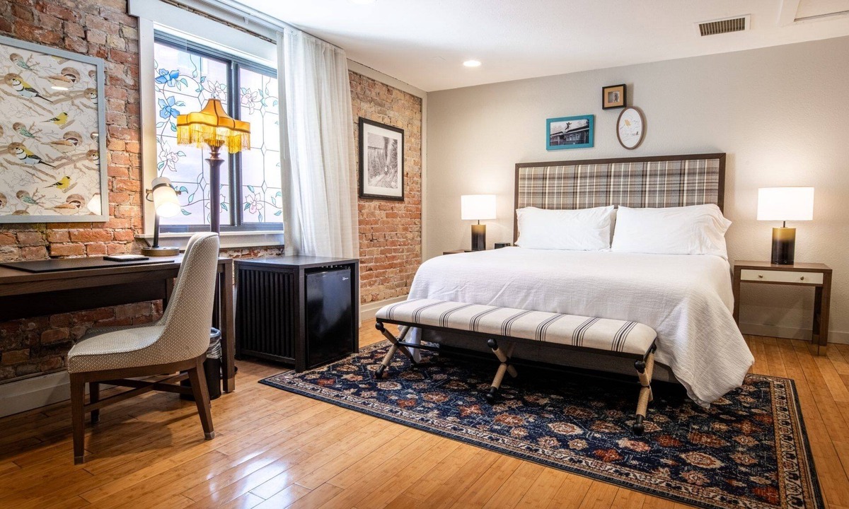 Glenwood Springs Hotel | 2 Spacious Units | Charming Boutique Escape Near Anderson Arts & Entertainment