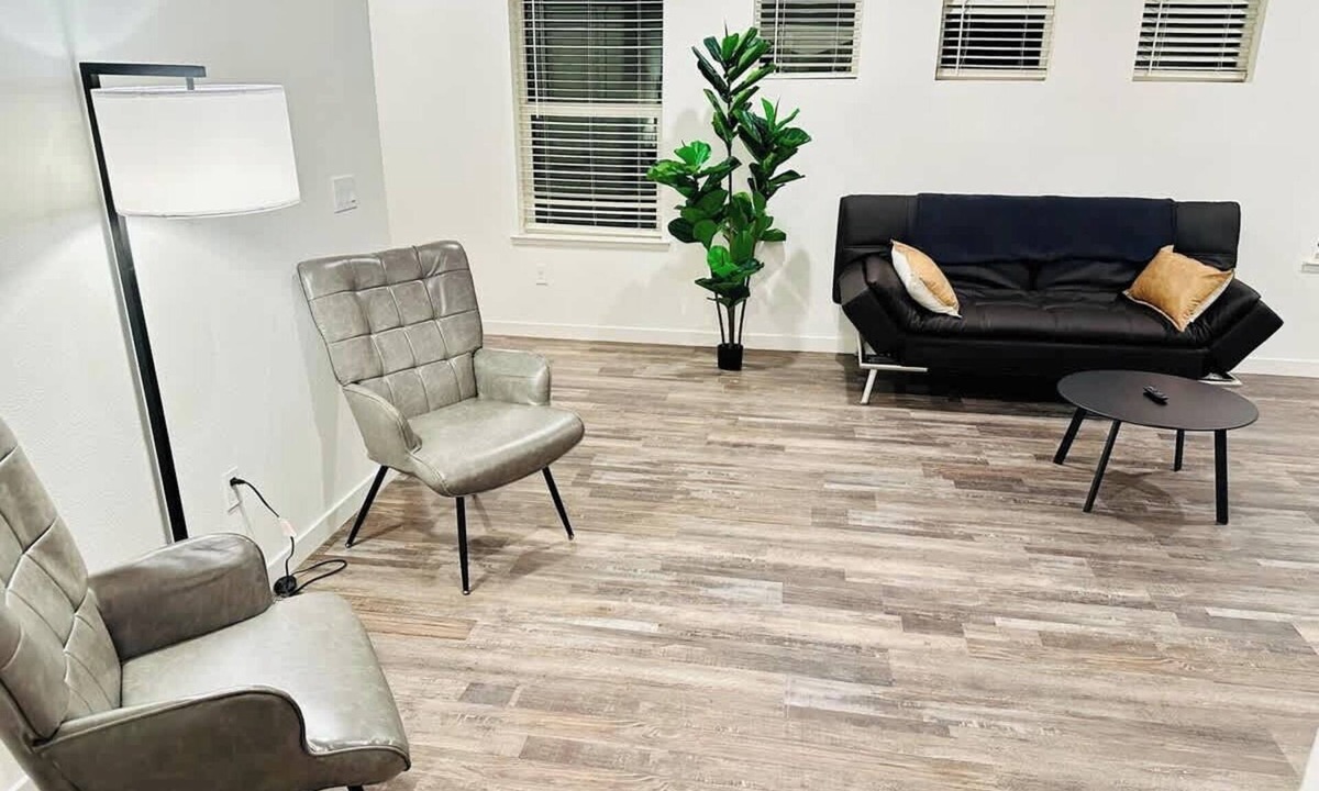 Fernley House | 20 Min to USA Pkwy|10 Beds (1K,3Q,6T Beds)Sleeps 16