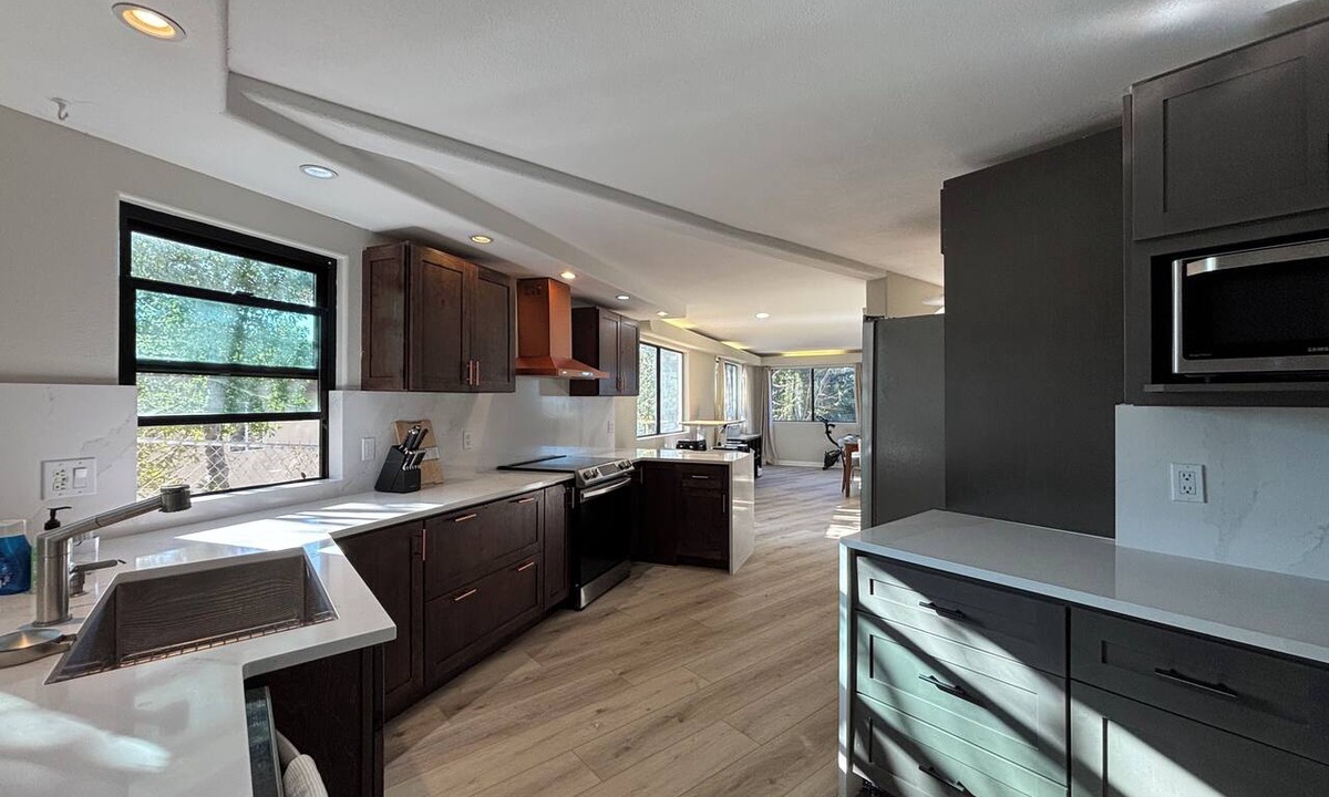 Thousand Oaks House | 2067sqft 6-bed 3-bedroom 2.5-bath house prime location of Newbury Park with AC