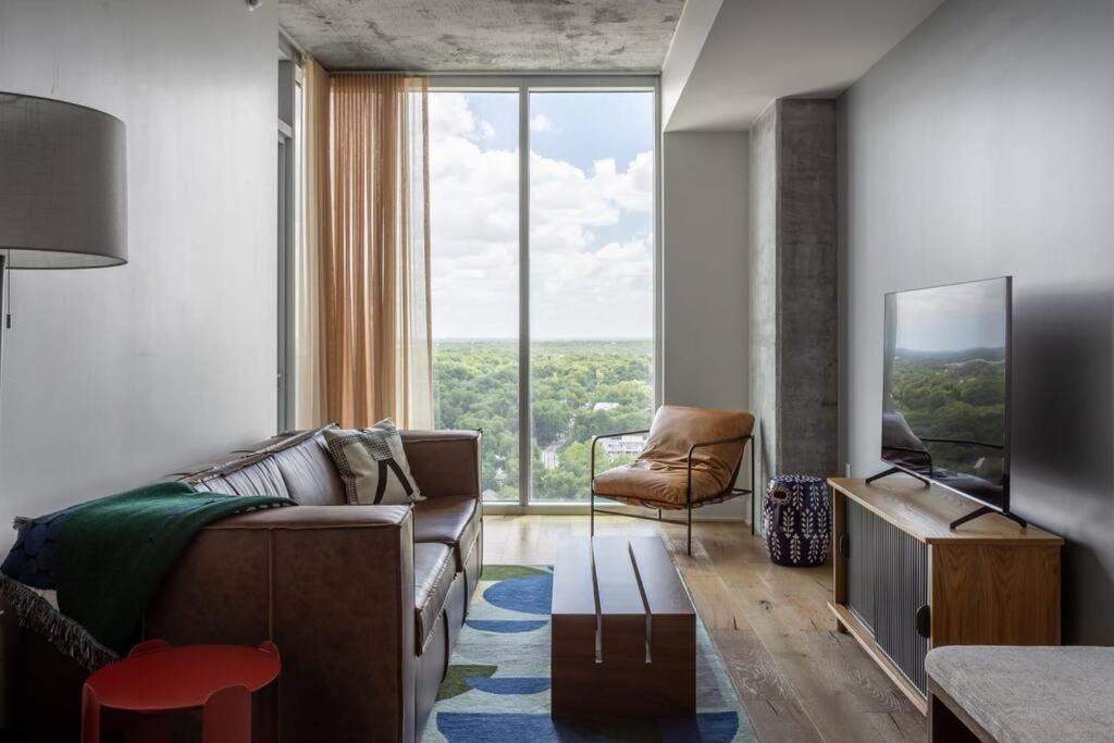 Rainey Street Historic District Apartment | 20th floor condo with pool on Rainey Street by Locale