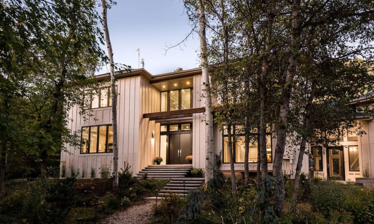 Mount Pleasant Cabin | 25-Bed, Amenity-Rich Estate in a Private Forest