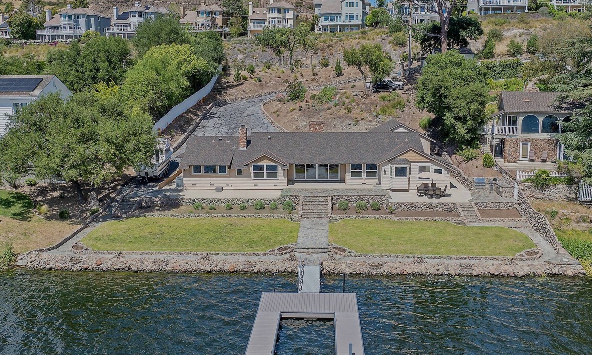 Thousand Oaks House | 3-bedroom house on exclusive Lake Sherwood with stunning lake views throughout.