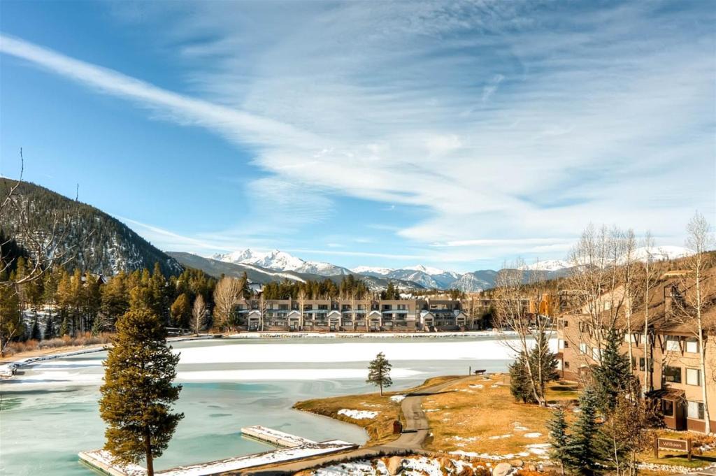 Lakeside Village Apartment | 3 Bedroom Mountain Condo In Lakeside Village Near Keystone Lake With Complimentary Shuttle Service