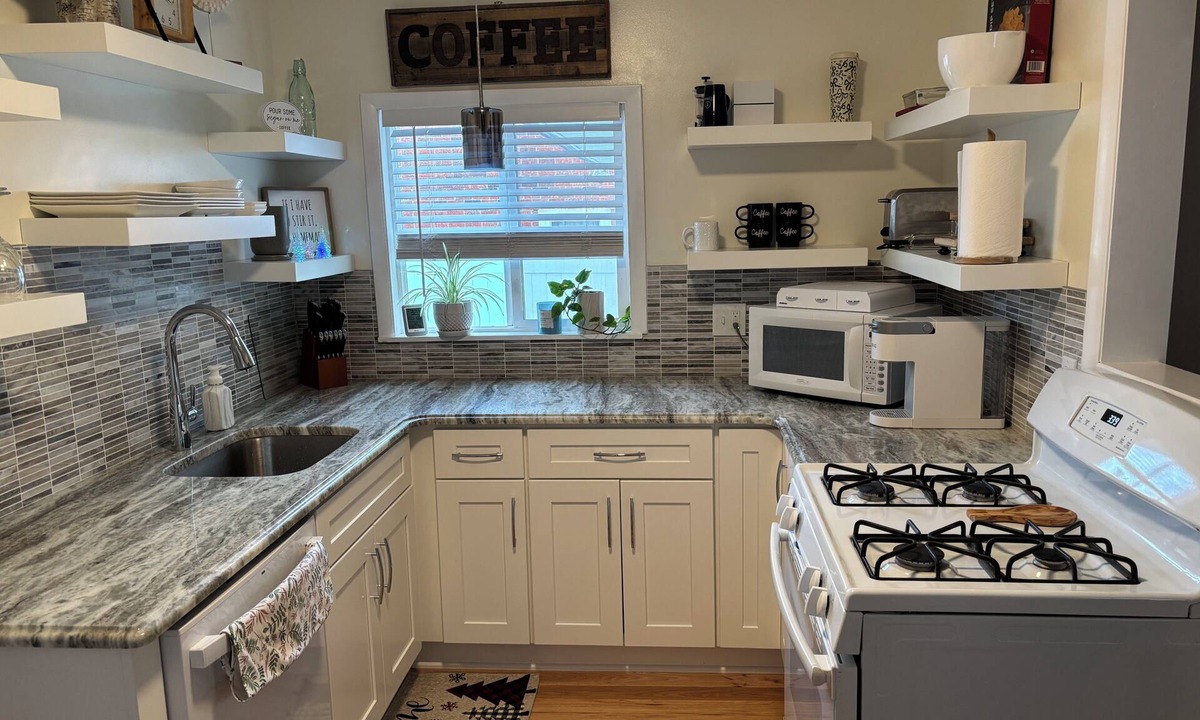 Edgewood House | 3-bedroom updated house in charming Ashtabula minutes from Lake Erie.