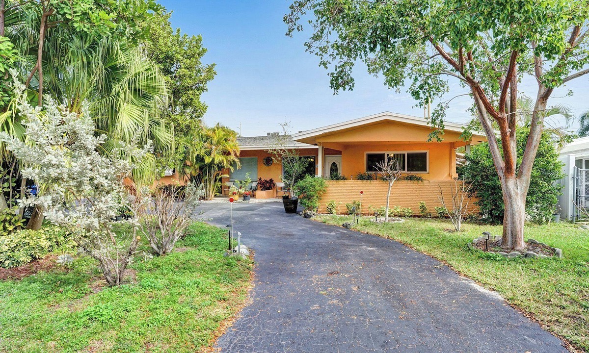 Coral Ridge Isles House | 3 BR/2 Miles Beach/Safe & Secure Imperial Point neighborhood.