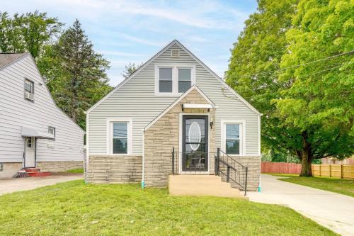 Youngstown House | 3 Mi to Dtwn Youngstown & YSU: Family Home w/Yard