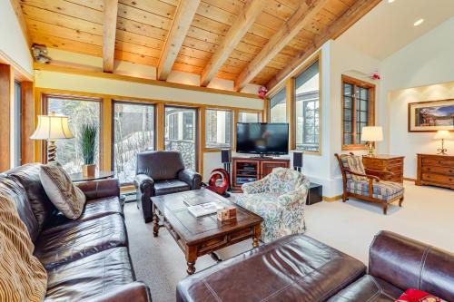 Highland Meadows House | 3 Mi to Vail Village: Classic Estate w/Hot Tub!