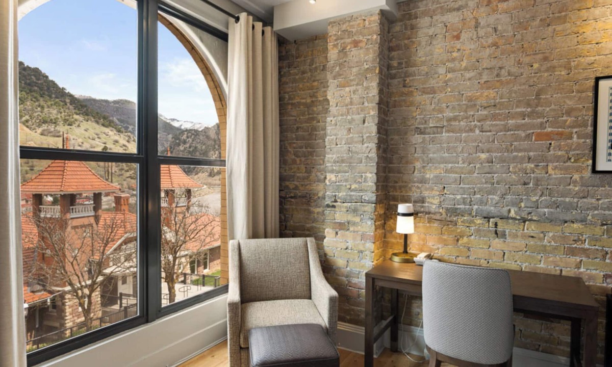 Glenwood Springs Hotel | 3 Relaxing Units | Sophisticated Downtown Getaway Near Shopping & Entertainment