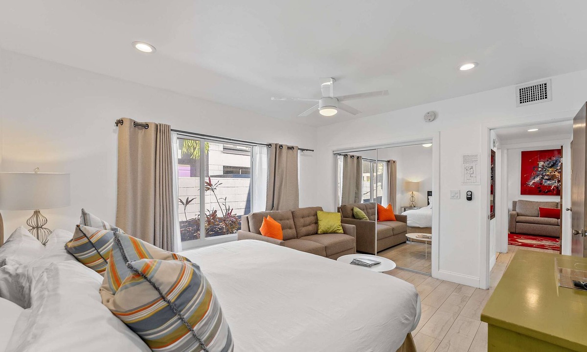 Hendricks and Venice Isles Apartment | 320-1 Las Olas Boulevard