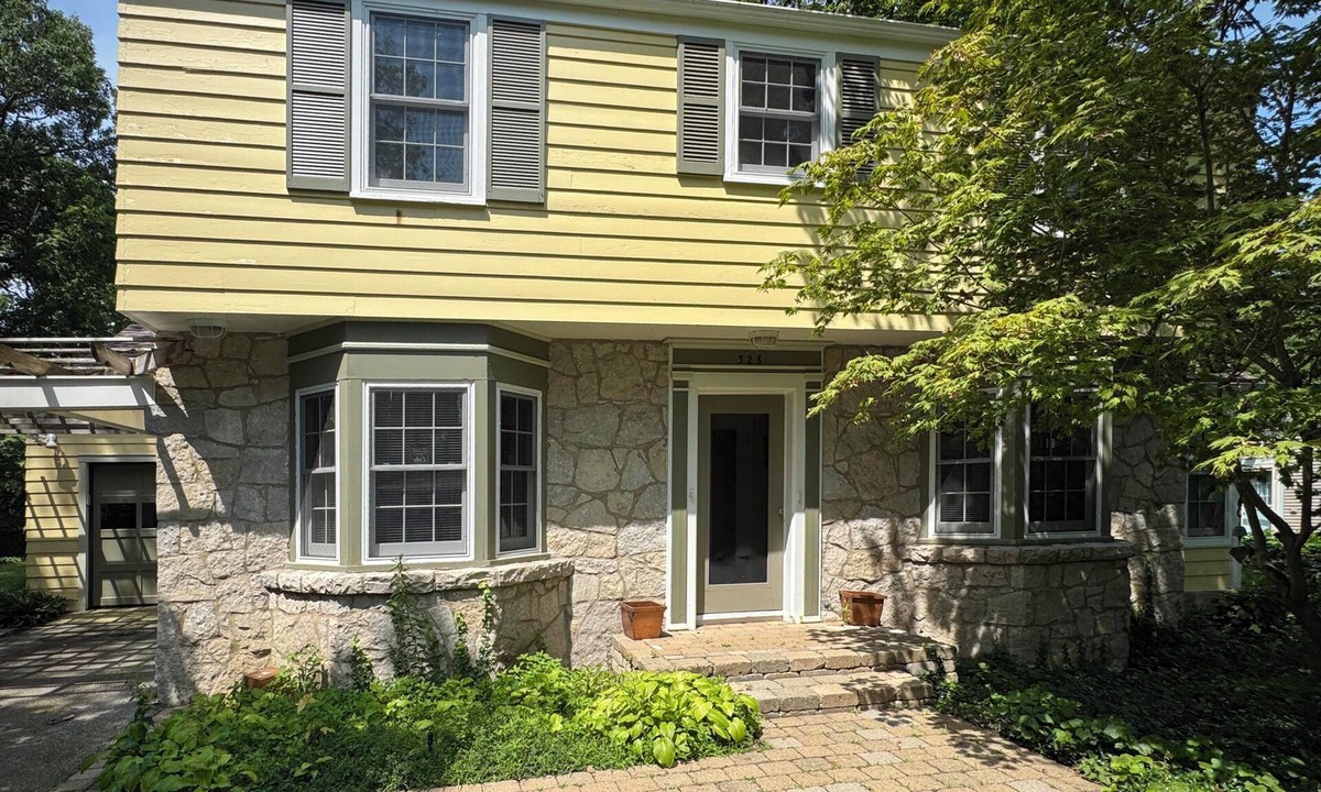 Lakeside Cottage | 328 Cherry Close Walk to Downtown and Pool