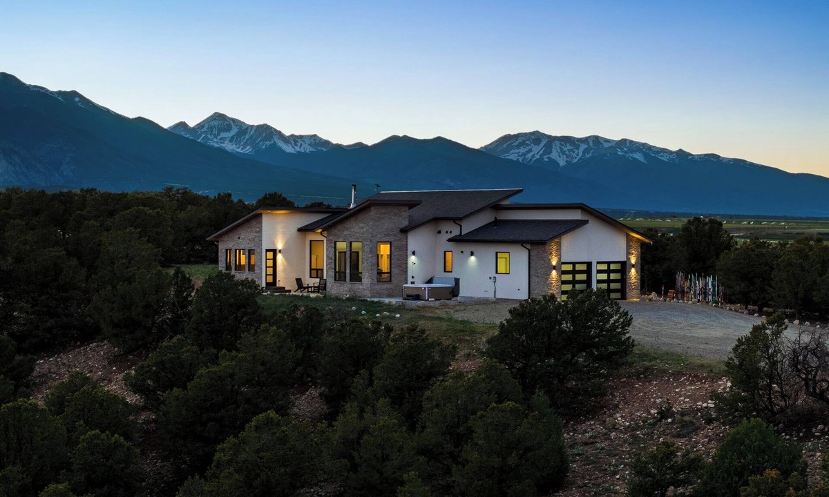 Nathrop House | 360 views & Private Hot Tub, Near the Hot Springs