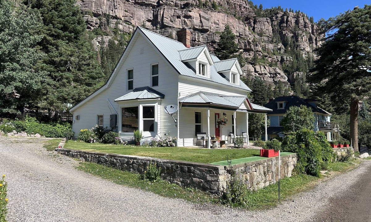 Ouray Cabin | 360 Views! Walk To Main Street and Hot Springs Pool! Relax And Enjoy The View