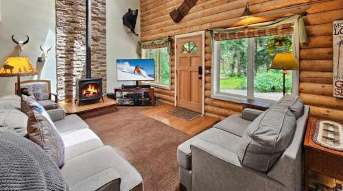 Blue Rock Springs House | 3BDR Creekside Cabin Near Trails and Main Street