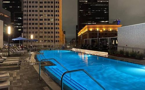 Historic Core Apartment | 3BR spacious Urban High-Rise Apt w Pool and Views