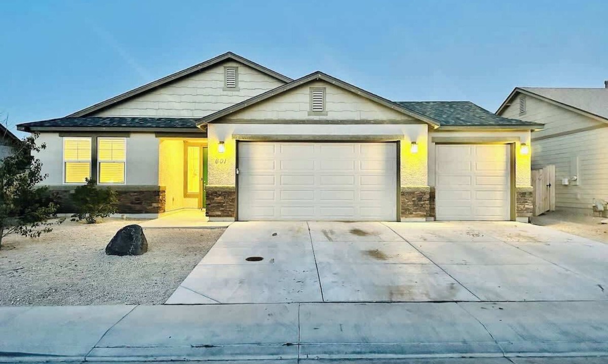 Fernley House | 4-Bedroom 5TVs -20 Min to USA Pkwy|Sleeps 14|Pet OK