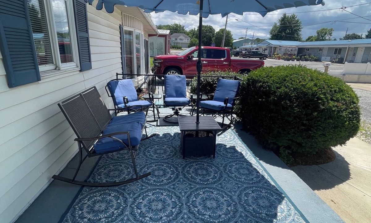 Lakeside House | 4 bedroom home located 1 mile outside the gates of Lakeside off N Shore Blvd