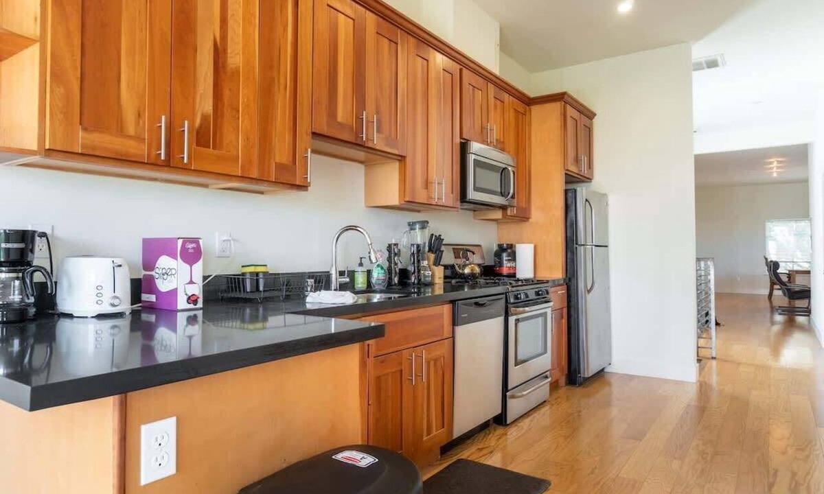 Mission District Condo | 4 Bedroom Modern Flat w/City Views & Huge Deck