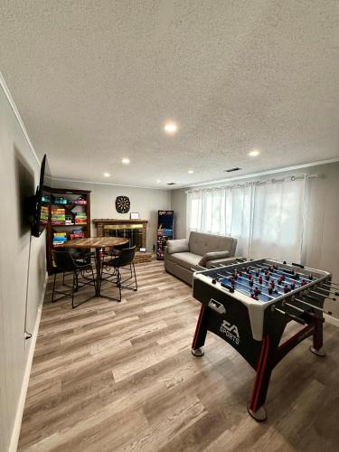 Park East House | 4 Bedrooms and 5 Beds with Game Room Only 5 min Drive to College and Perfect for Family's