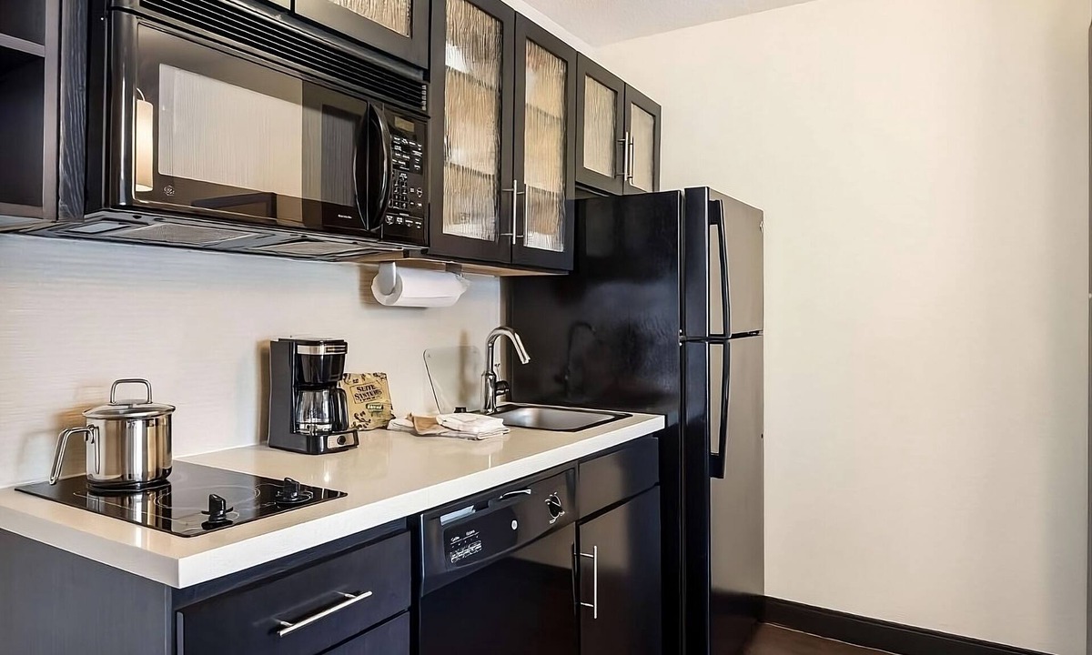 North Olmsted Hotel | 4 Spacious Units! Short Drive to Cleveland Metroparks Zoo, Pets Allowed