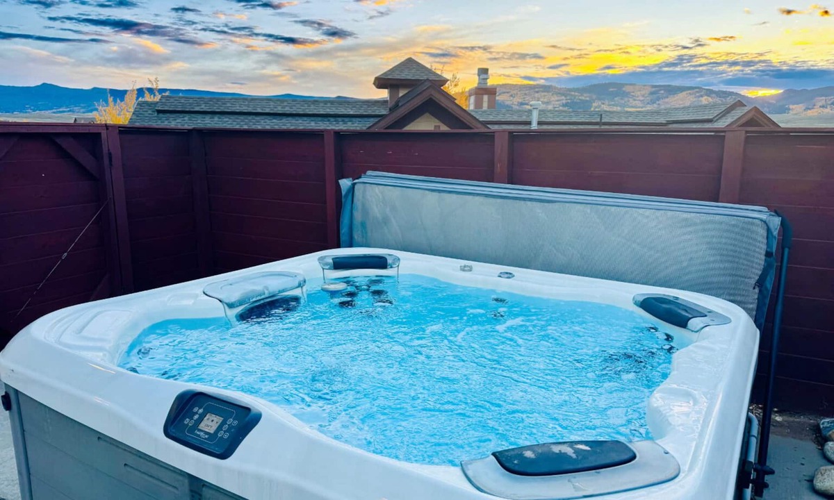 Grand Elk Ranch House | 4BD+Loft 4 BA Hot tub Firepit Ski Golf RMNP Dog Friendly House Washer/Dryer