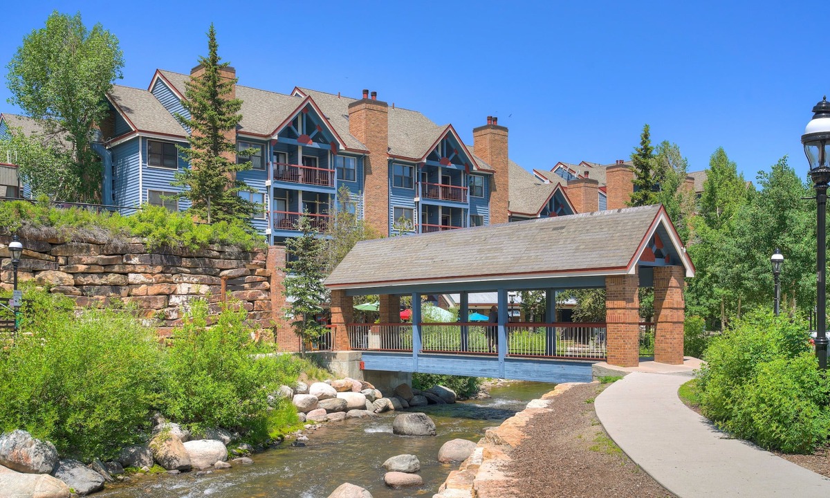Historic District Hotel | 4br Renovated - Sleeps 12- Downtown Breck by RedAwning