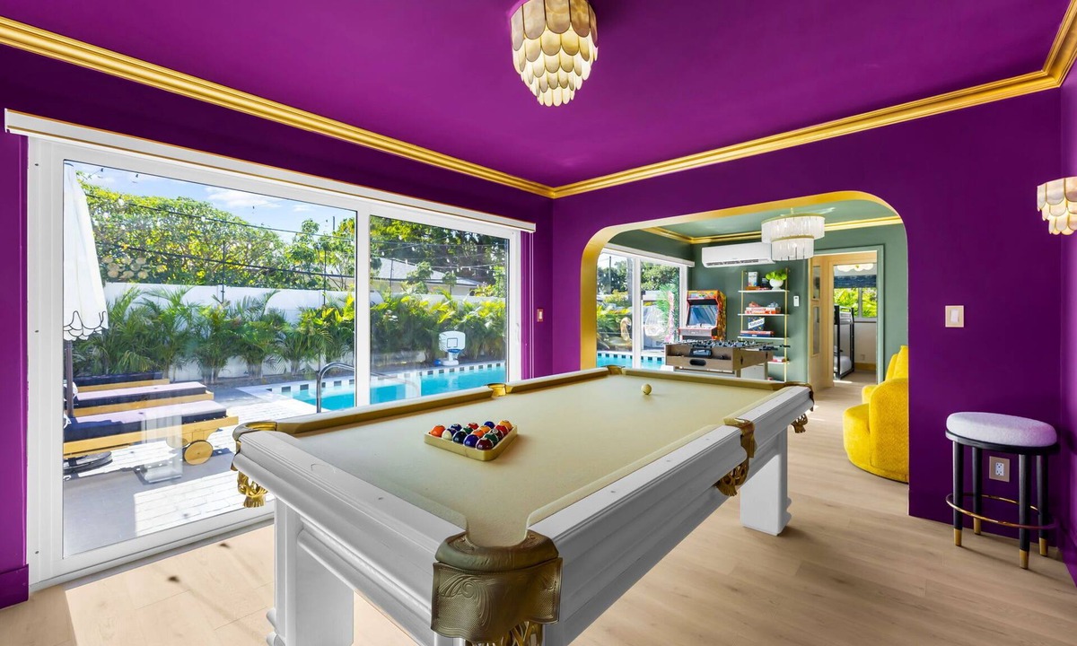 Pompano Beach House | 5 Min to Beach Heated Pool HotTub 85" TV BBQ Games