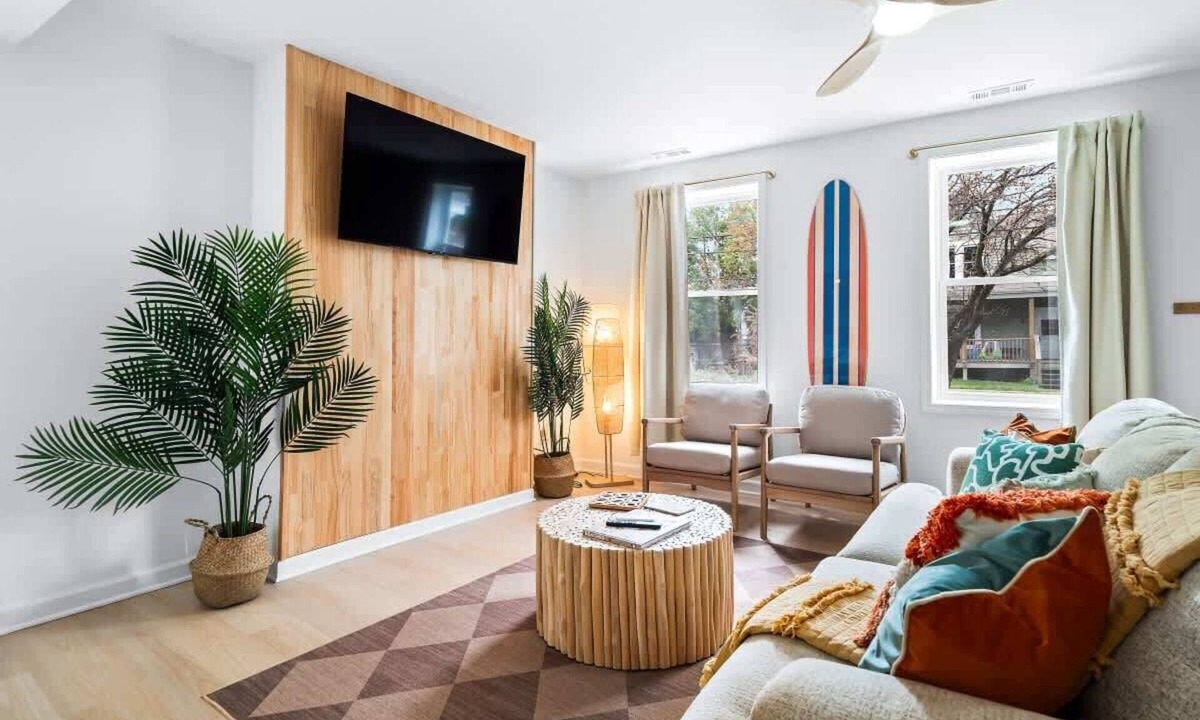 Sandusky House | 5 Min to Cedar Point Hot Tub Retreat