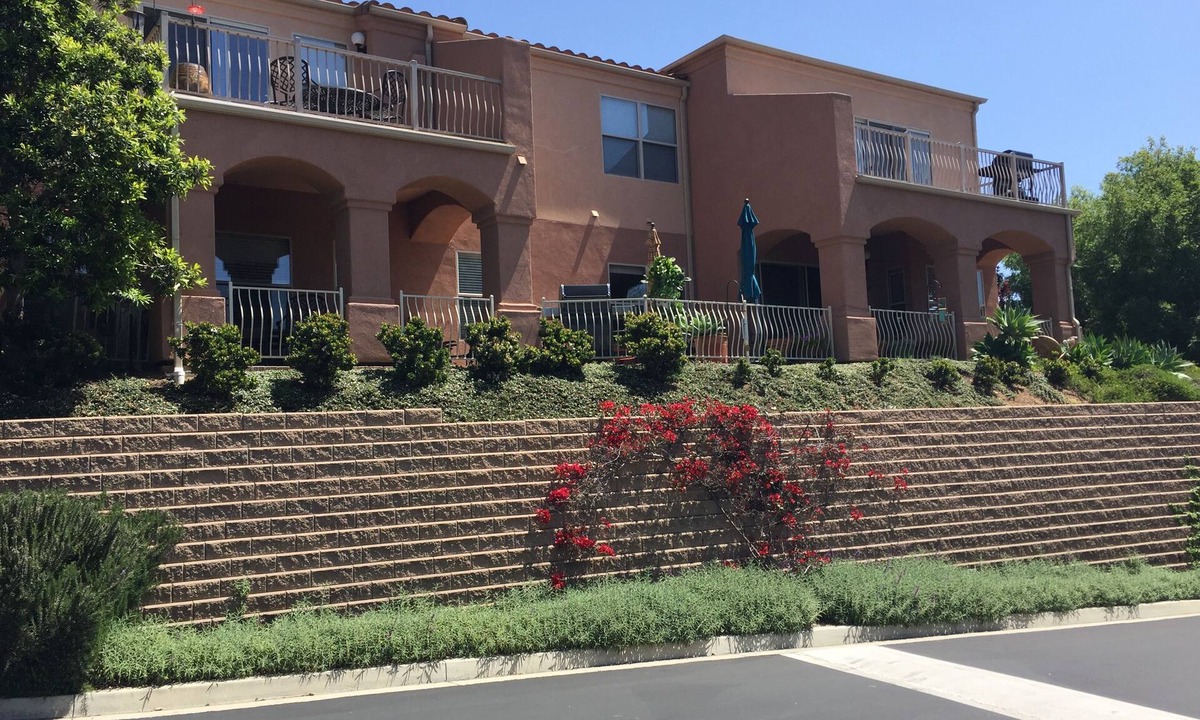 Santa Barbara Condo | 5 minutes to the beach and downtown, pool, spa, outdoor patio & garage .