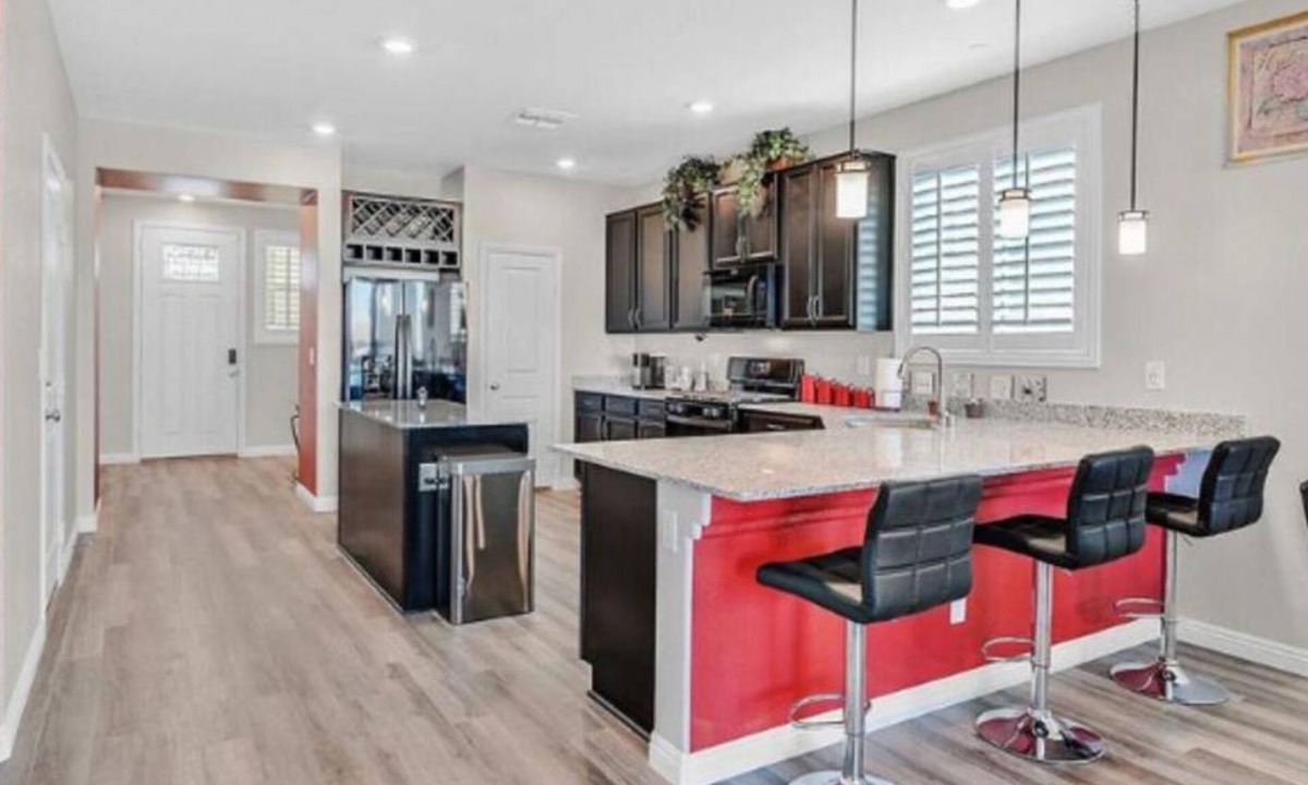 Henderson House | 5Bdrm Prime Location Oasis