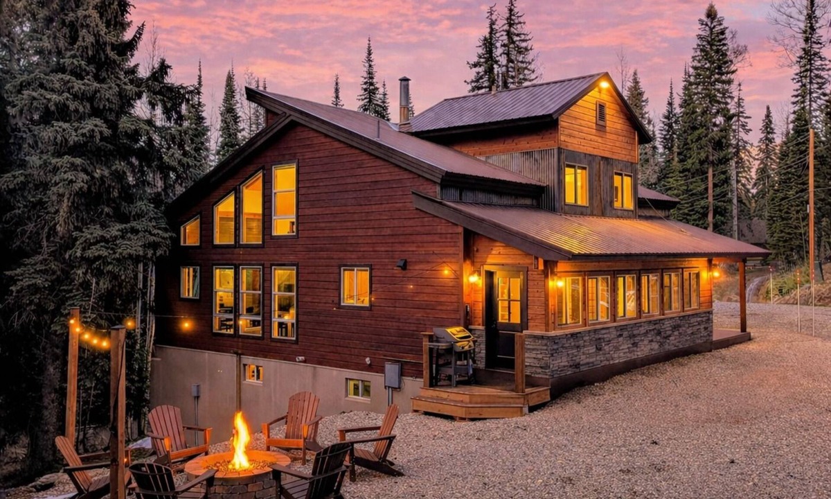 Columbine Lake House | 5BR Lodge, 1mi to Ski, HotTub, PoolTable, Firepit, Sleeps 12, Easy Access