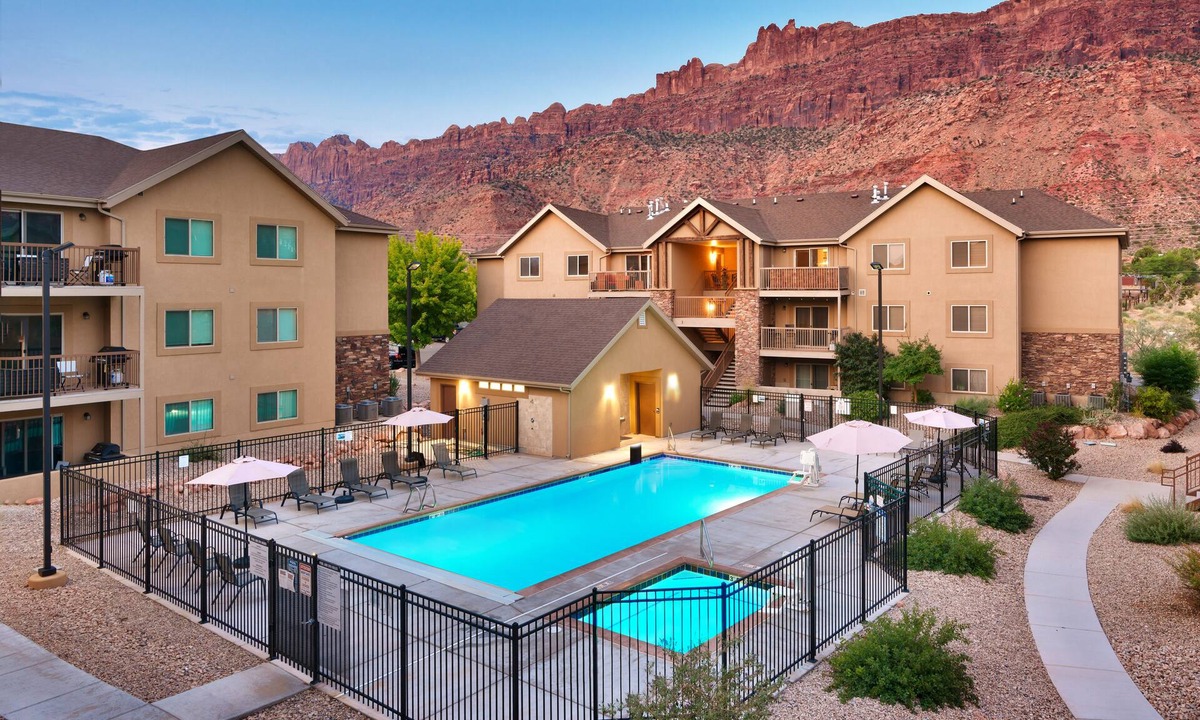 Moab South Valley Condo | 5D New Moab RedCliff Condo, POOL & HOT TUB