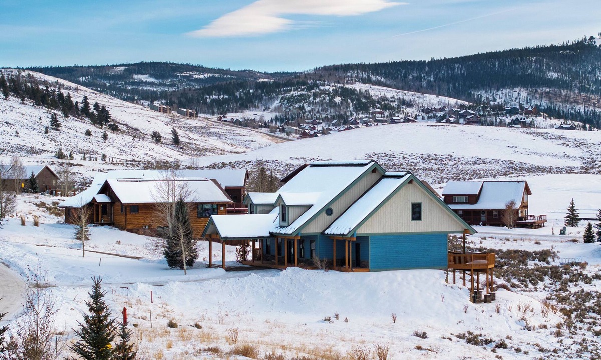 Granby Cabin | 6 BDR + Bonus Room, 12 BDS, Hot Tub, Cinema, Skiing, Golf!